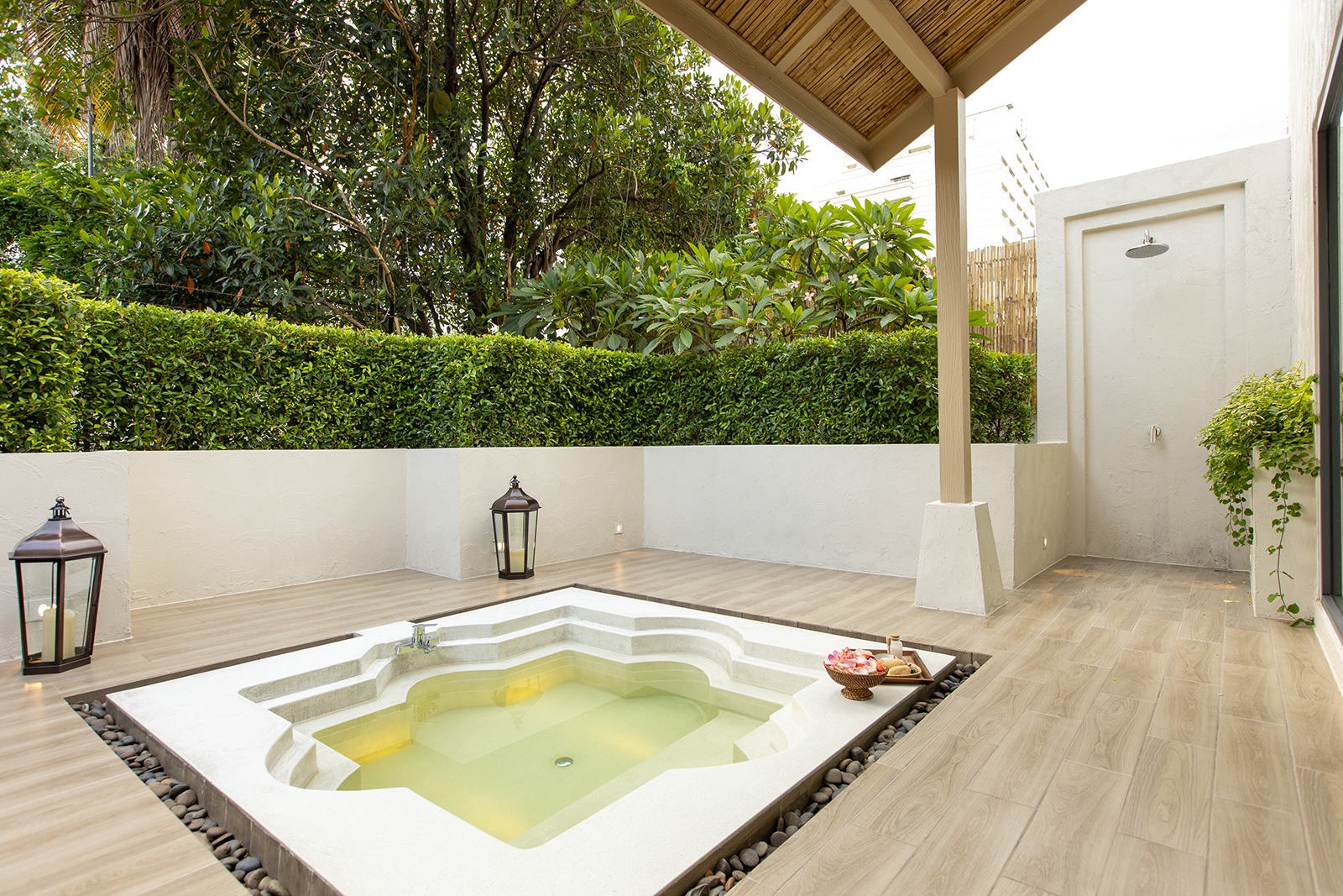 chiang mai hotel bathtub